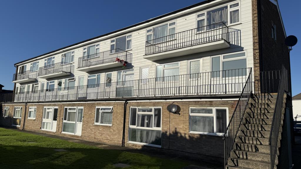 Lot: 142 - VACANT FLAT FOR INVESTMENT OR OWNER OCCUPATION - Outside image of block from main road